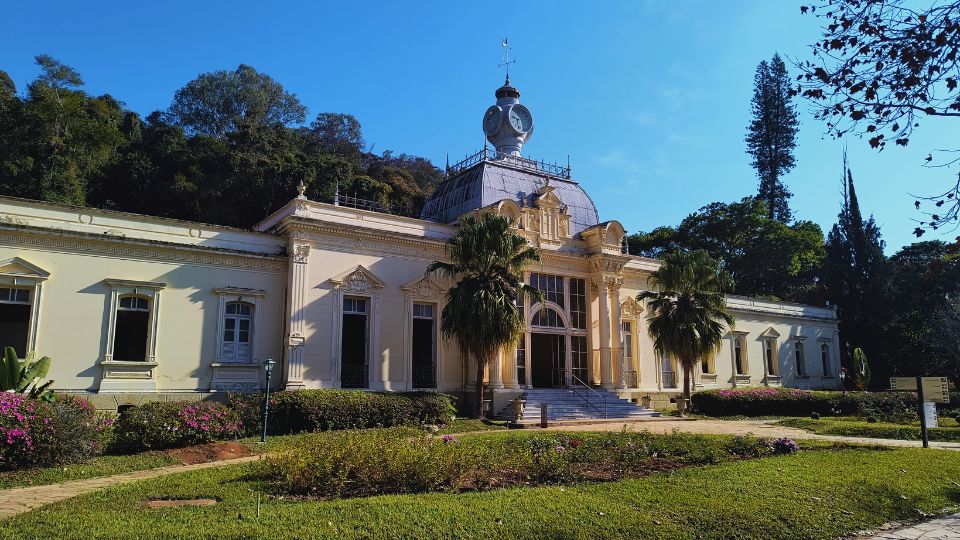 Foto do Balneário de Caxambu, com suas linhas clássicas e um grande relógio sobre o prédio principal 