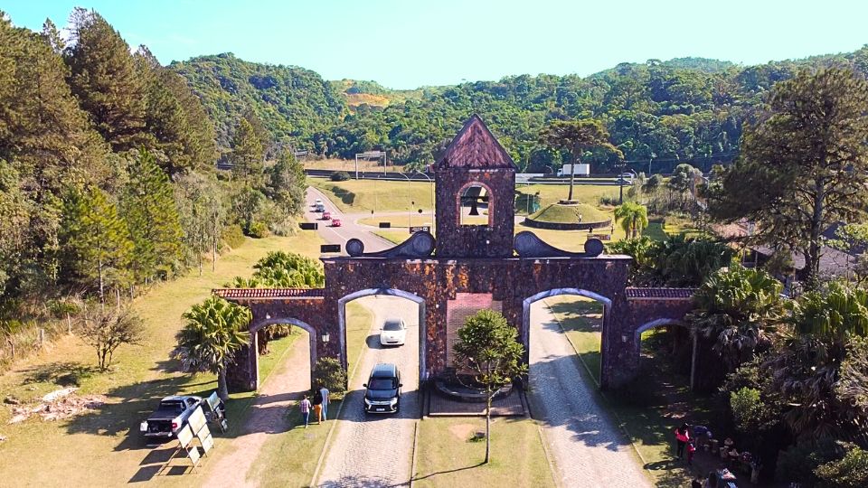 Trecho de paralelepípedos da Estrada da Graciosa em meio à Mata Atlântica