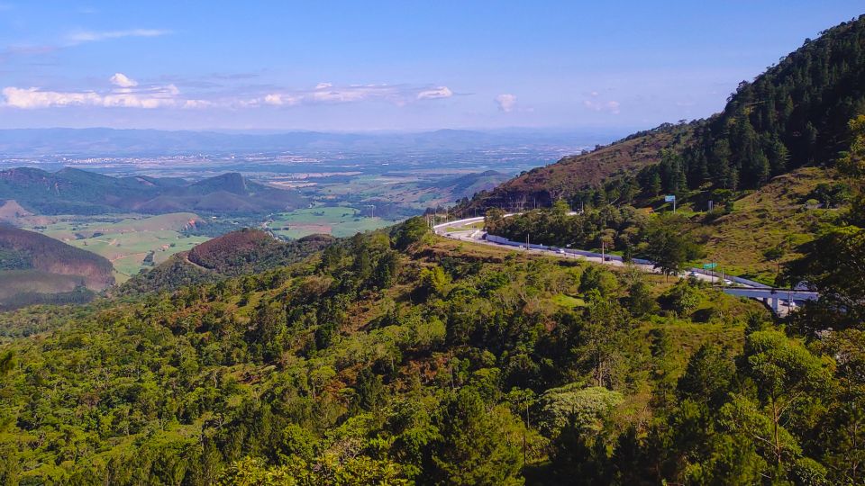 Curvas da Rodovia Floriano Rodrigues Pinheiro (SP-123) subindo a Serra da Mantiqueira