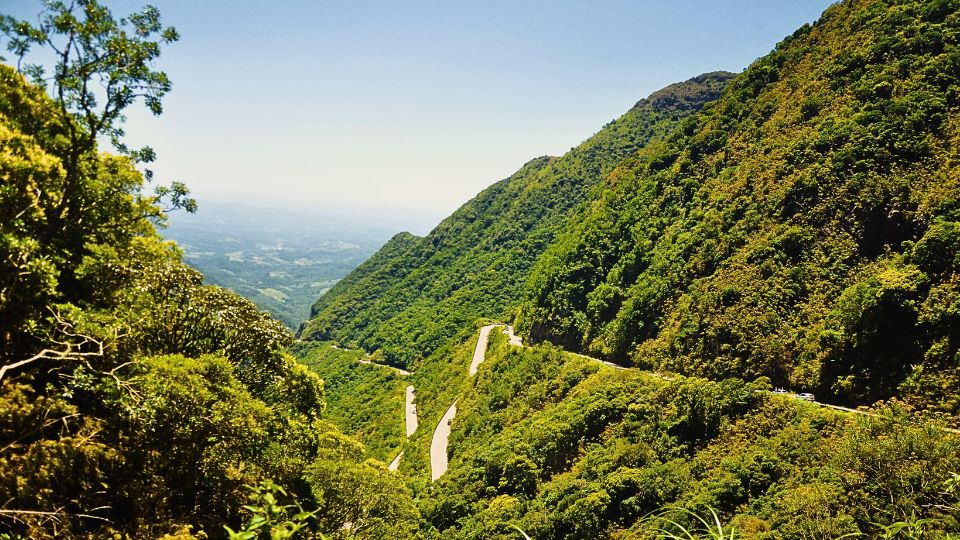 Vista aérea das curvas fechadas da Rodovia SC-390 na Serra do Rio do Rastro