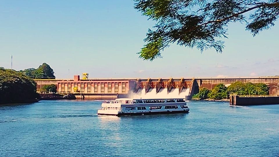 Pelo Rio Tietê passa um navio fluvial em frente a uma barragem de Barra Bonita