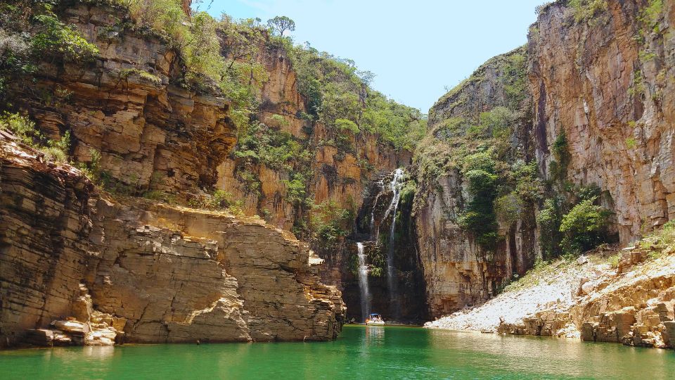 Lancha de turismo navega entre os imponentes cânions de rocha no Lago de Furnas, em Capitólio