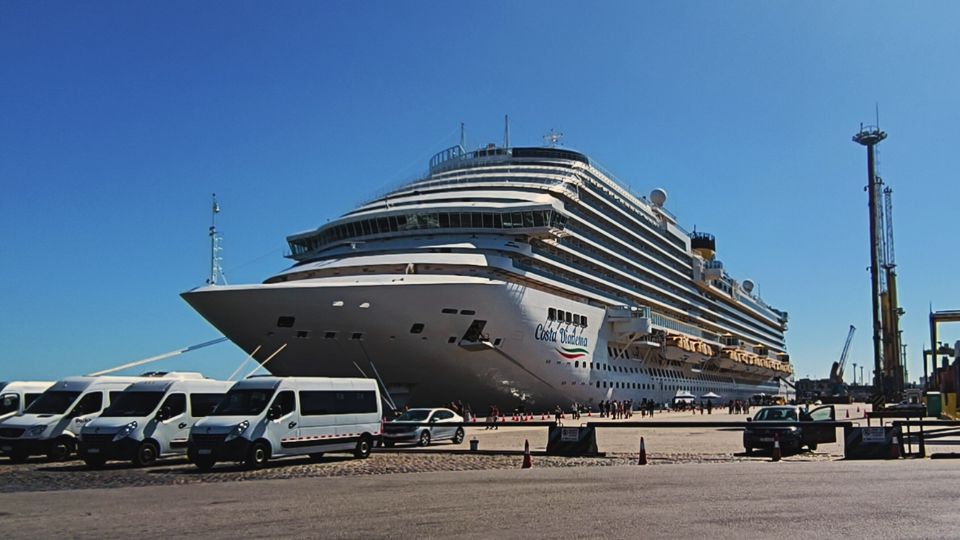 Grande navio de cruzeiro da Costa Cruzeiros, modelo Diadema, no Porto de Montevidéu