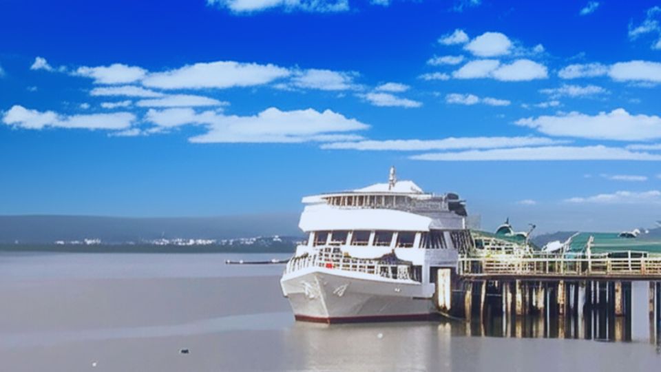 O Iate Príncipe de Joinville, um grande barco de turismo branco, navegando pelas águas calmas da Baía da Babitonga