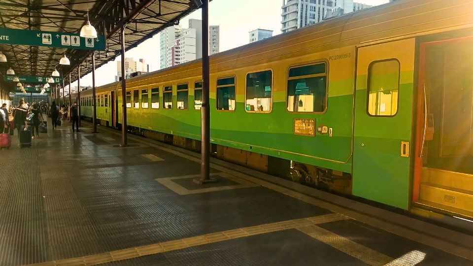 Passageiros embarcam no Trem da Vale na plataforma da Estação de Belo Horizonte