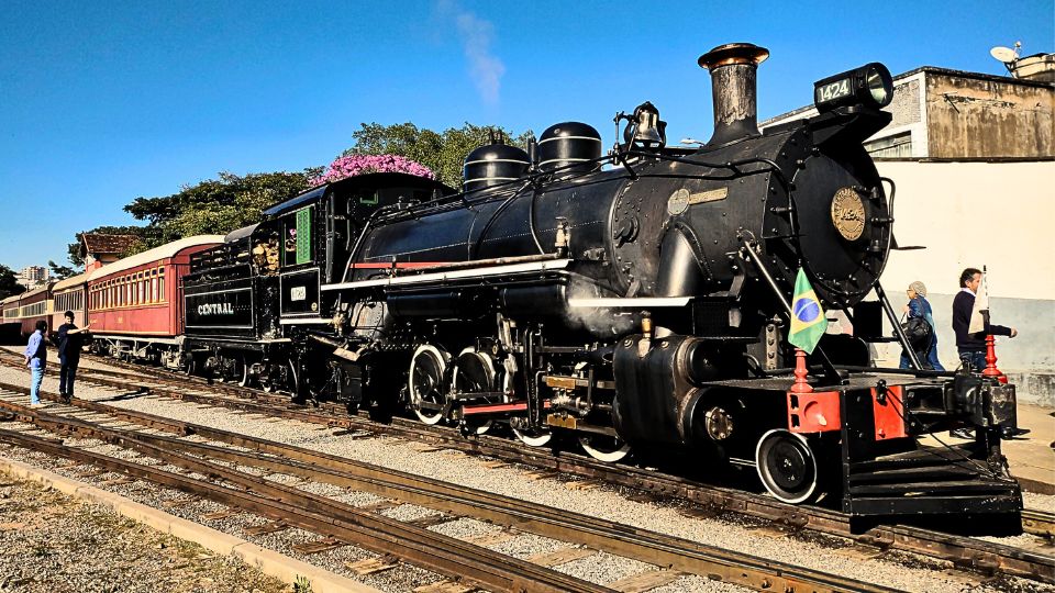 A Maria Fumaça do Trem das Águas parada na plataforma da Estação de São Lourenço, Minas Gerais.