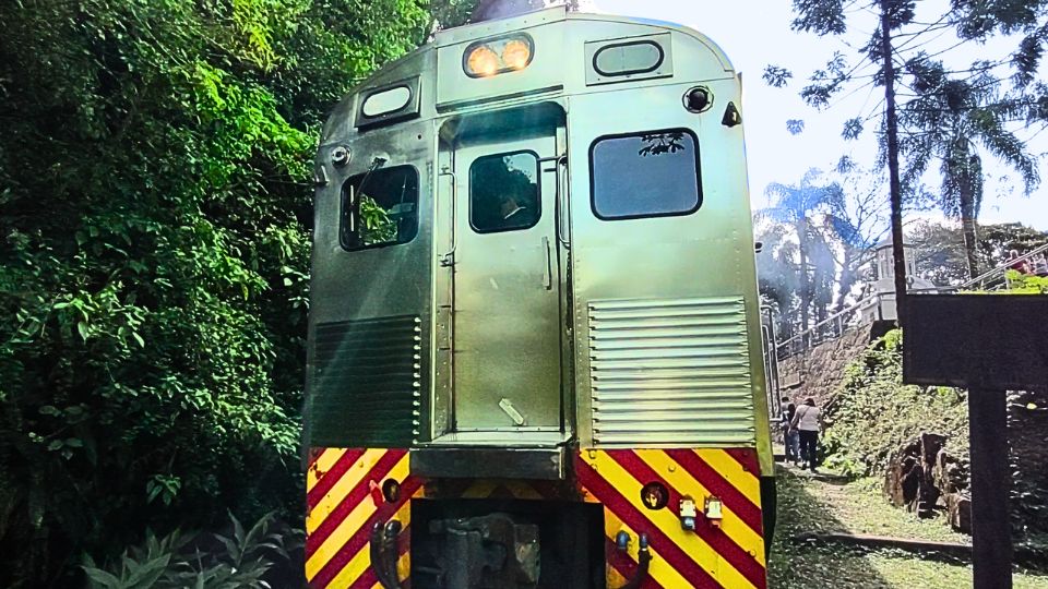 A Litorina de Luxo parada no Mirante do Cadeado.