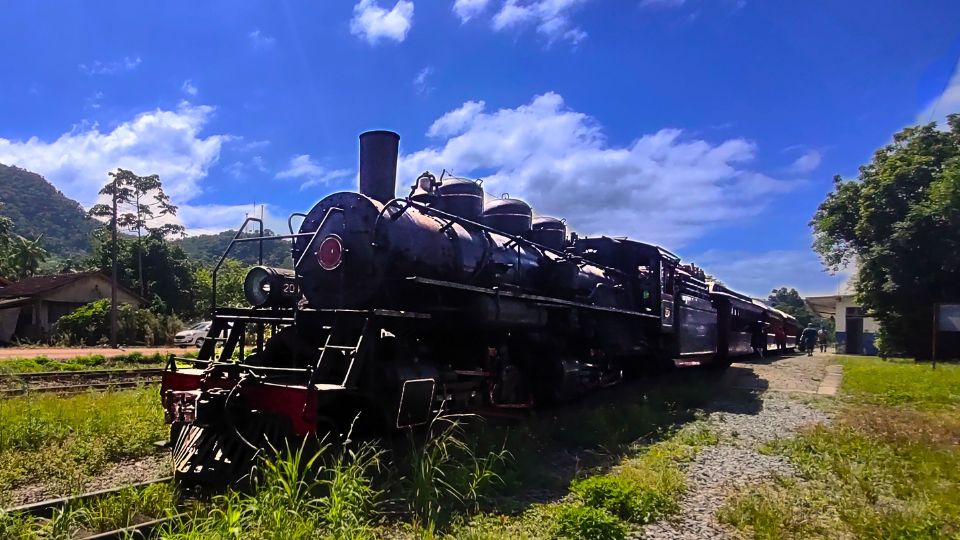 Maria Fumaça do Trem da Serra do Mar passando por uma ponte em meio à Mata Atlântica em Santa Catarina