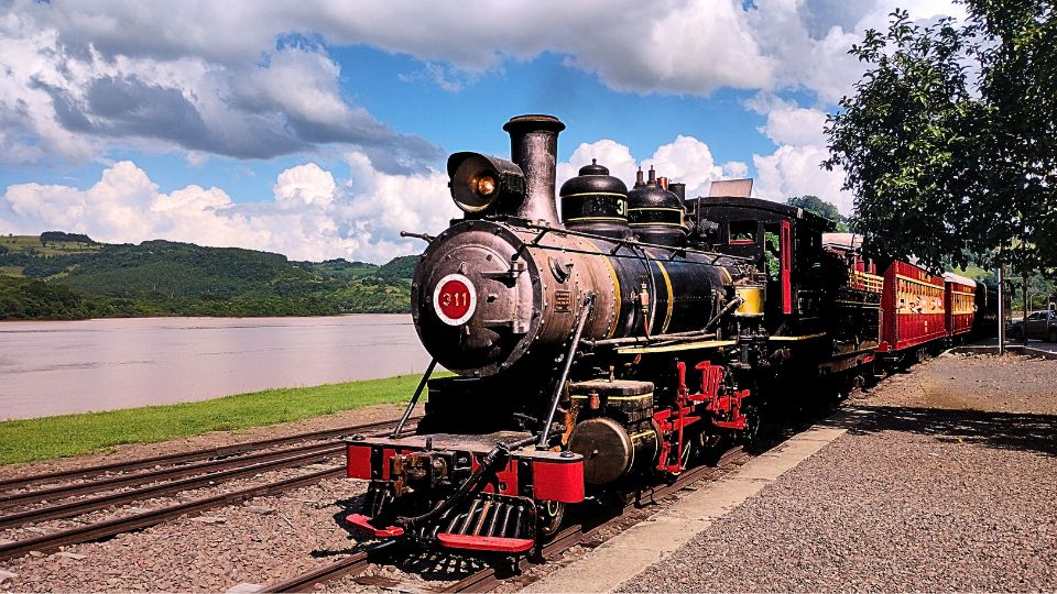 Maria Fumaça do Trem das Termas sobre a ponte do Rio Uruguai, divisa de Santa Catarina e Rio Grande do Sul