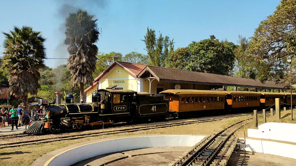 A Maria Fumaça do Trem Turístico soltando vapor enquanto se prepara para sair da Estação de Tiradentes.
