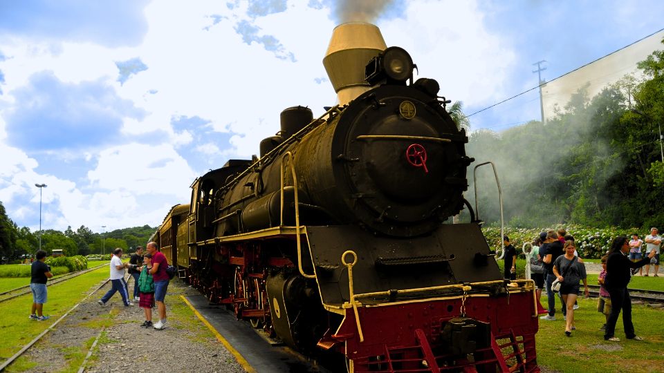 A Maria Fumaça do Trem do Vinho na estação de Bento Gonçalves, com apresentações culturais na plataforma.